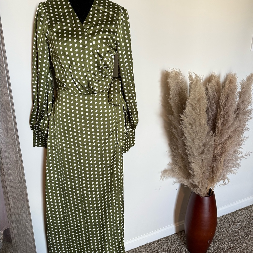 Green and White Maxi Dress with Elegant Design